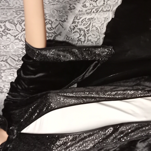 NWOT boys "Magicquest" black/silver velvet hooded cape - Picture 3 of 9